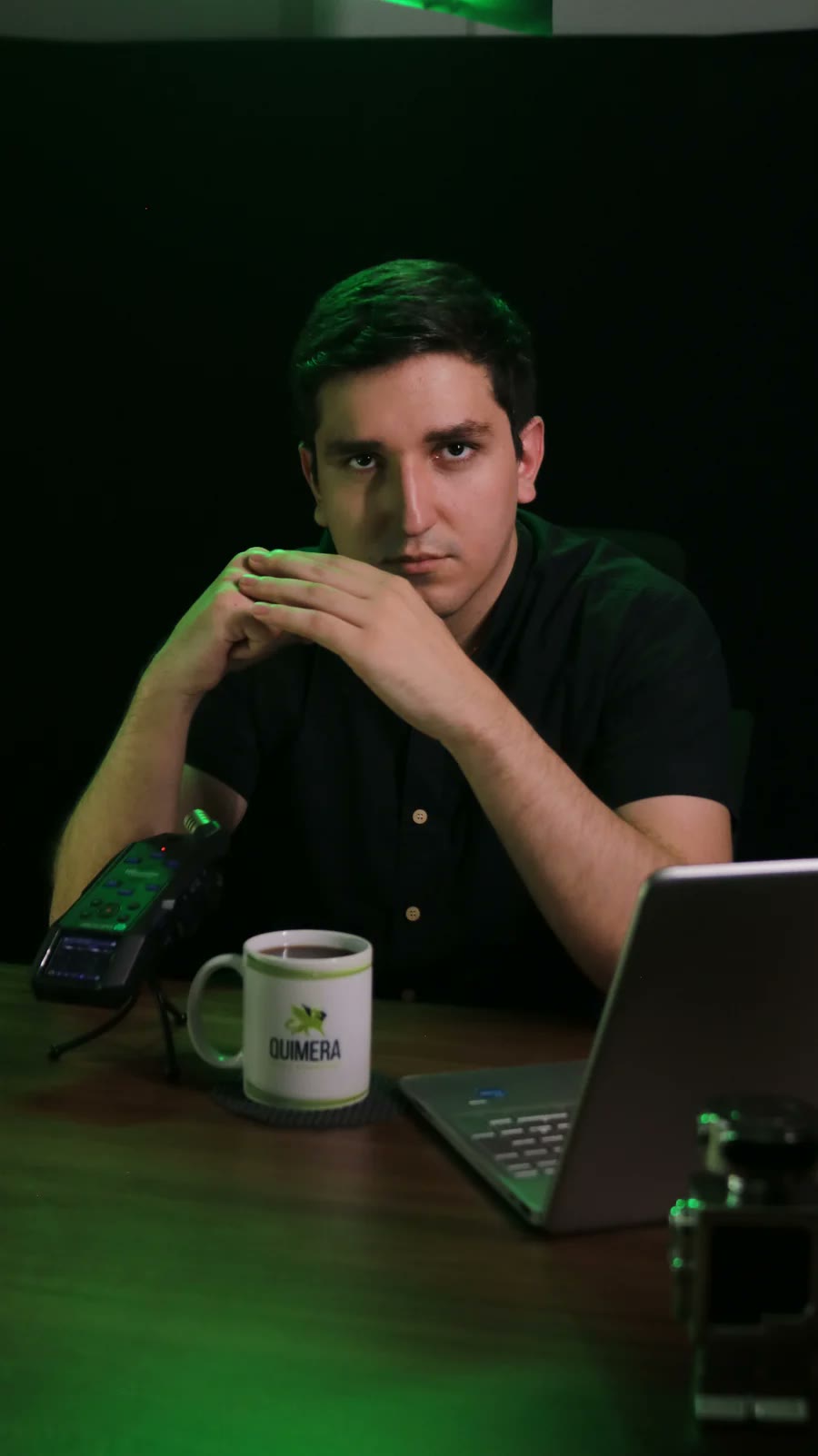 Johnny Ferrante en el estudio de Quimera Group en Santa Cruz