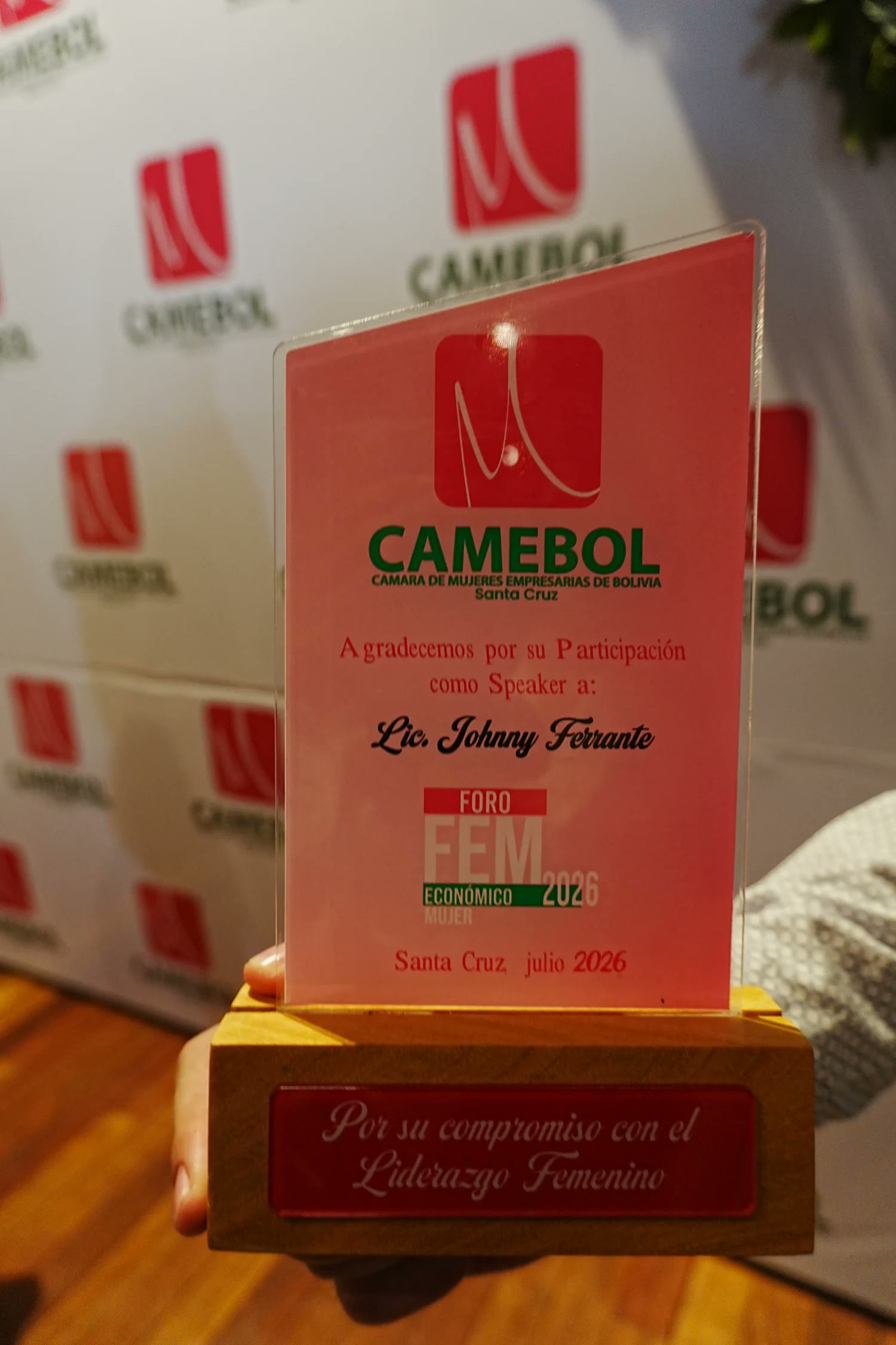 Placa de CAMEBOL a Johnny Ferrante como speaker del FEM 2026