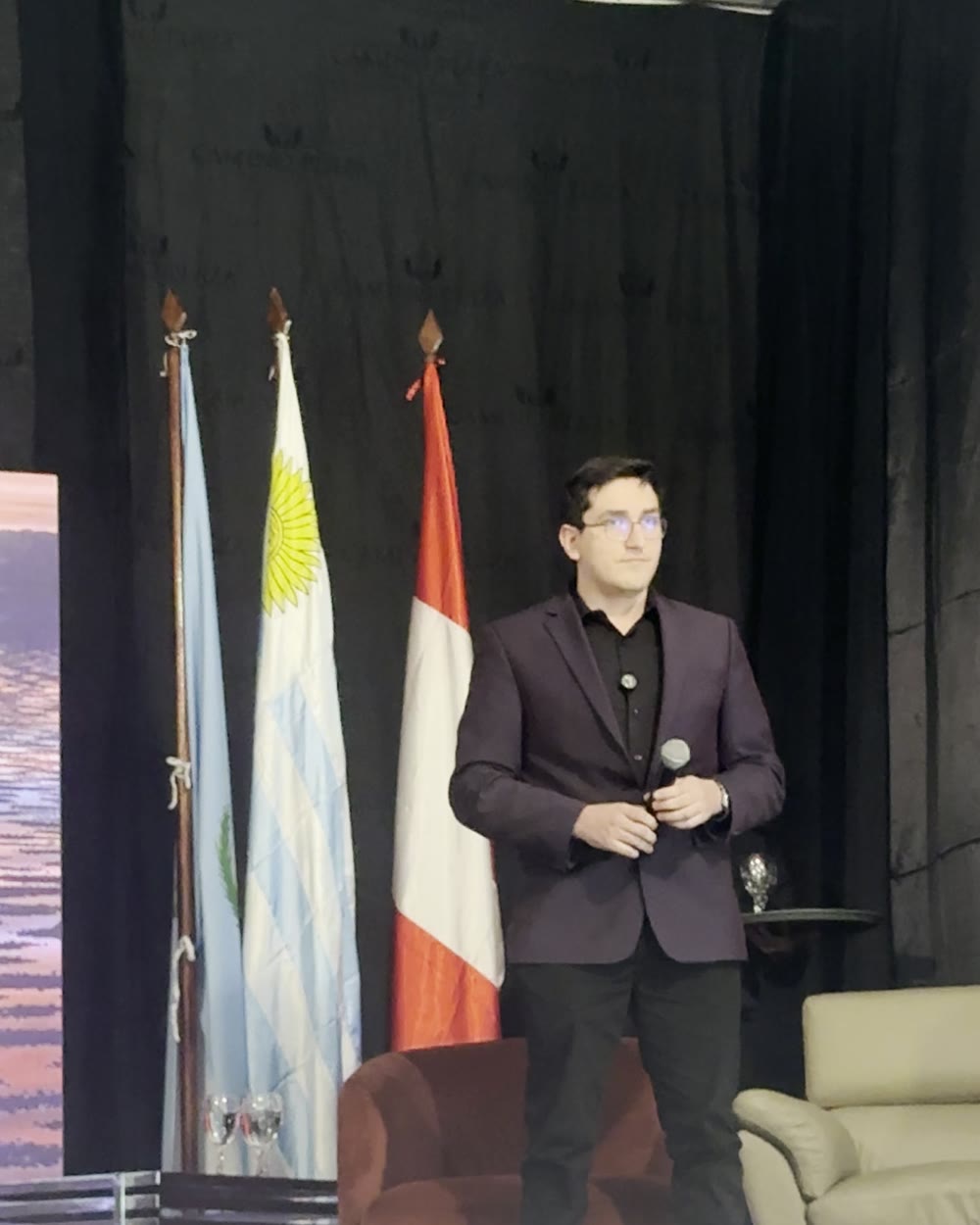 Johnny Ferrante, speaker de IA, en el escenario del Foro SKÅL 2026