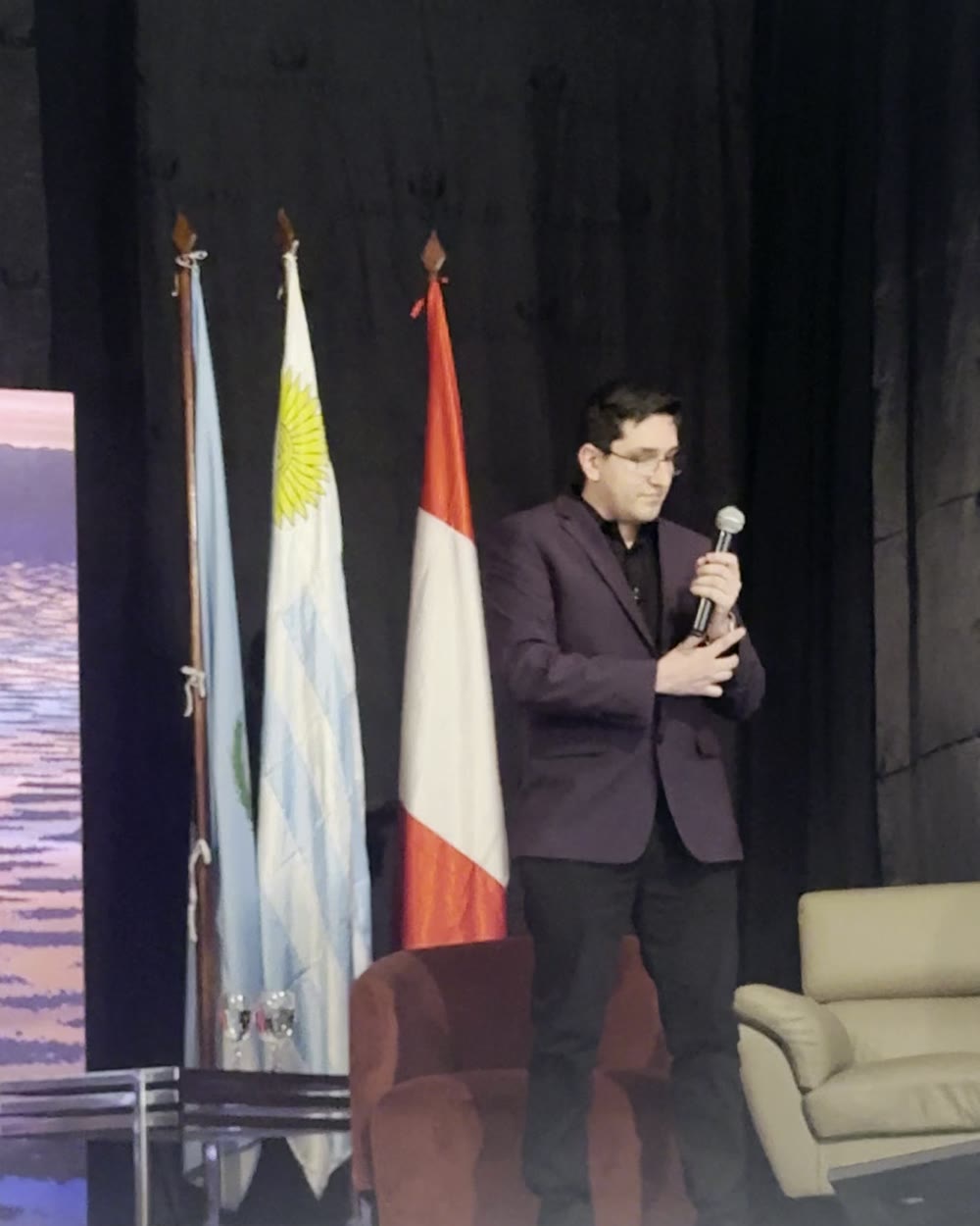 Johnny Ferrante exponiendo sobre inteligencia artificial y turismo en Cochabamba